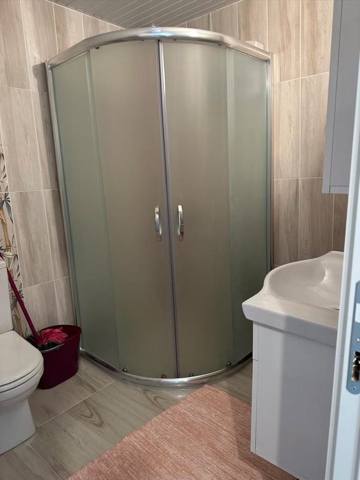 Second bathroom shower at Gedeller Villa